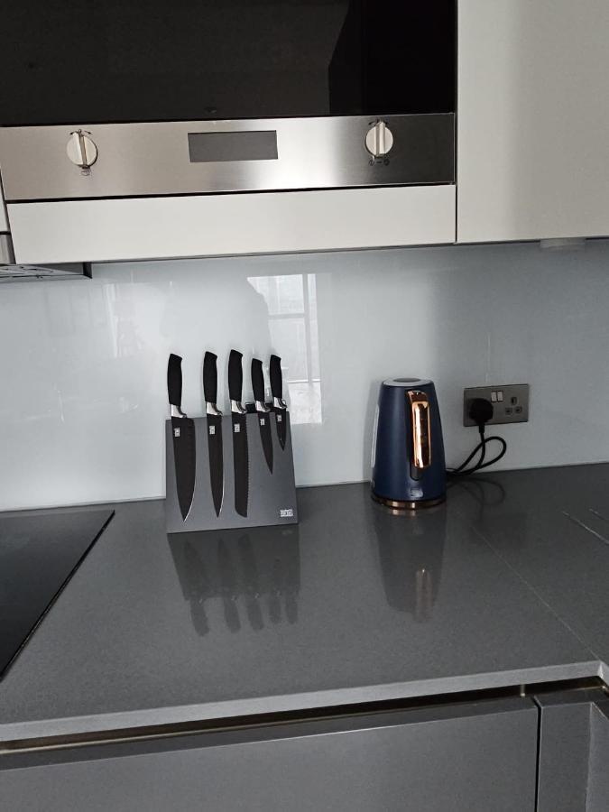 2 Bed Luxurious Apartments Canary Wharf Лондон Екстериор снимка
