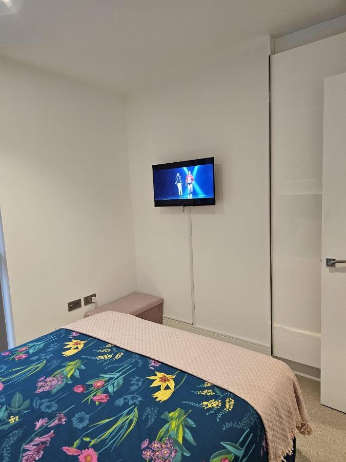 2 Bed Luxurious Apartments Canary Wharf Лондон Екстериор снимка