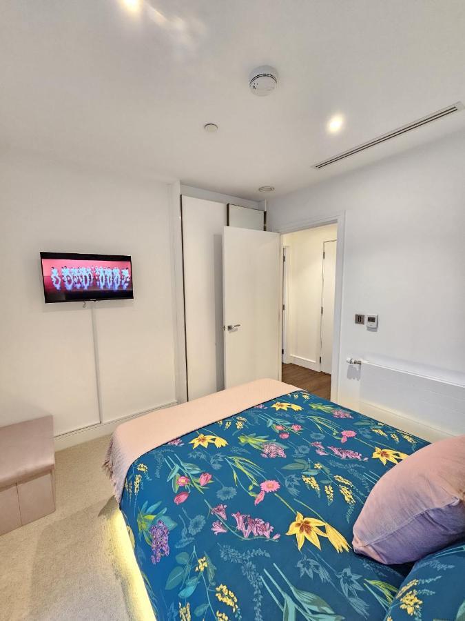 2 Bed Luxurious Apartments Canary Wharf Лондон Екстериор снимка