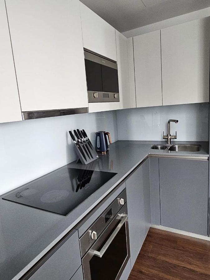 2 Bed Luxurious Apartments Canary Wharf Лондон Екстериор снимка