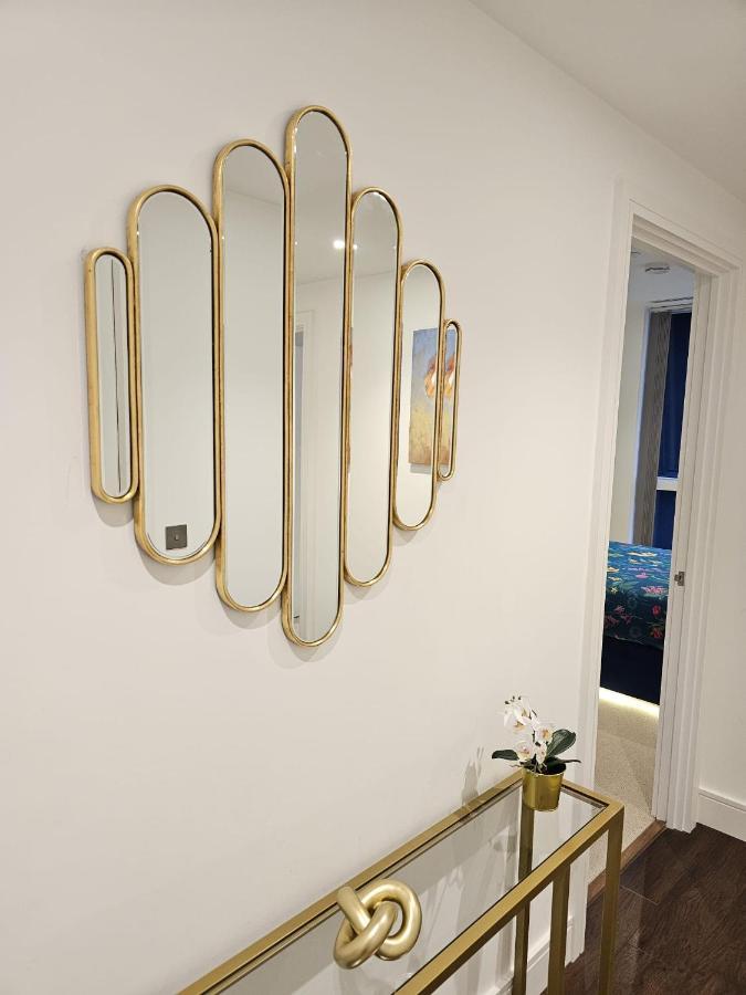 2 Bed Luxurious Apartments Canary Wharf Лондон Екстериор снимка