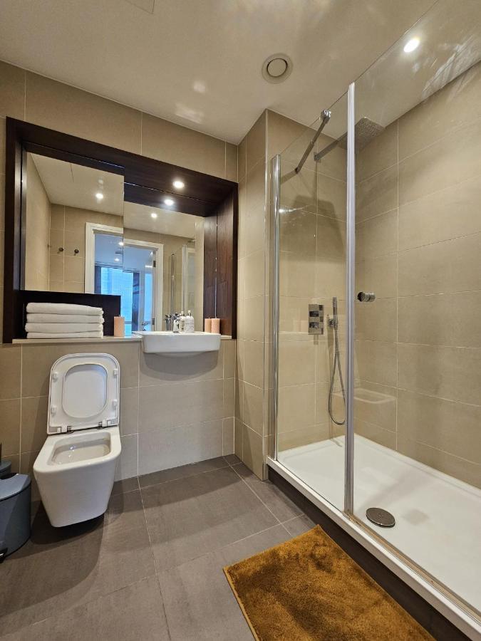 2 Bed Luxurious Apartments Canary Wharf Лондон Екстериор снимка
