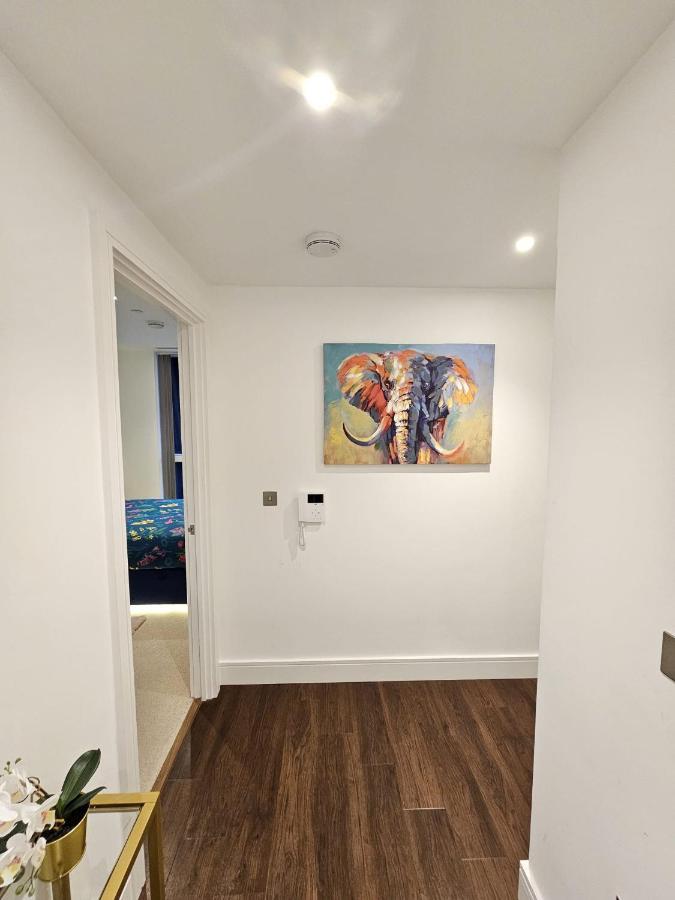 2 Bed Luxurious Apartments Canary Wharf Лондон Екстериор снимка