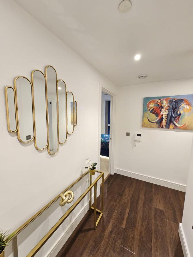 2 Bed Luxurious Apartments Canary Wharf Лондон Екстериор снимка